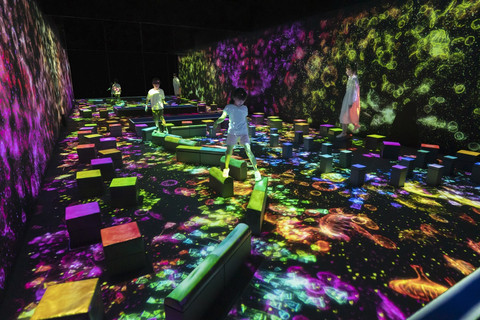 teamLab, Balance Stepping Stones in the Invisible World, Courtesy teamLab Borderless, Odaiba (c) teamLab