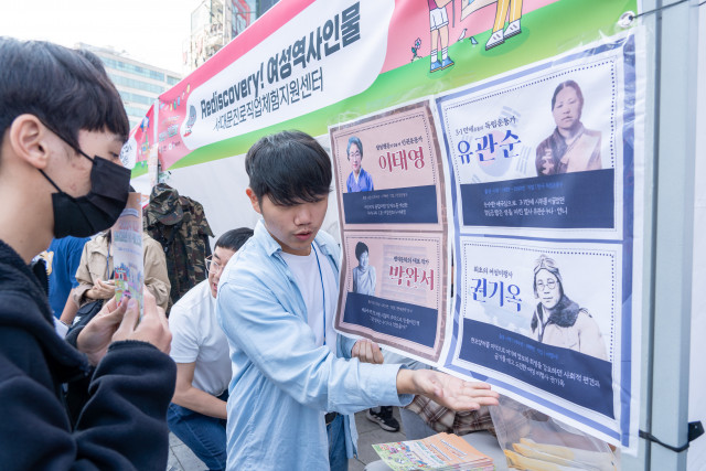 청소년들이 역사 속 성역할의 고정관념을 벗어나 성평등 인식을 높이는 ‘Rediscovery! 여성역사인물’ 활동을 하고 있다