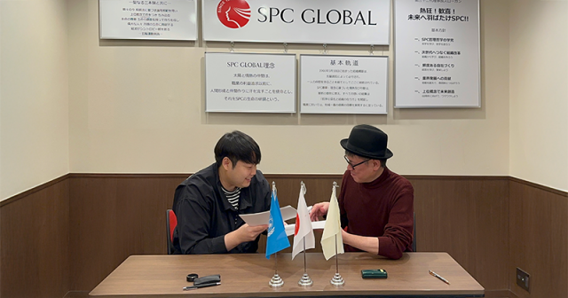 블라썸클라우드 박기륜 대표(왼쪽)와 SPC Global 기시가미 고우지 대표가 공급 계약서를 주고 받고 있다