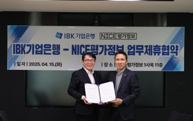 지난 15일 서울 영등포구 NICE 1사옥에서 열린 IBK인증서 활성화 및 중소기업 신용평가 지원을 위한 업무 협약식에 박필희(왼쪽) IBK기업은행 데이터본부장과 이삼영 NICE평가정보 평가사업부문장이 기념촬영을 하고 있다(사진=NICE평가정보)