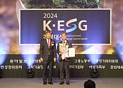 삼정펄프가 지난 2일 더플라자호텔 서울 그랜드볼룸에서 열린 ‘2024 K-ESG 경영대상’에서 환경 ESG 부문 대상을 수상했다