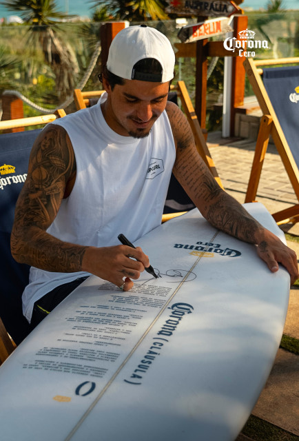 Brazilian surfer Gabriel Medina signs the Relaxation Clause (Photo: Business Wire)