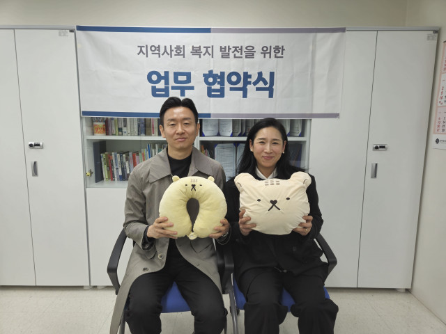 스프링샤인 김종수 대표(왼쪽)와 고양시지축종합사회복지관 송미령 관장이 협약 체결 후 후원 물품을 들고 기념촬영을 하고 있다