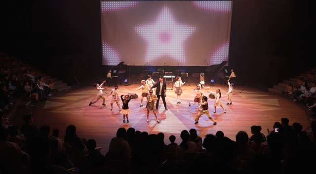 ‘자연이랑 클래식 콘서트 - 생상스 할아버지의 선물’ 공연에서 클라리넷 연주자가 어린이 배우들과 함께 안무를 선보이고 있다