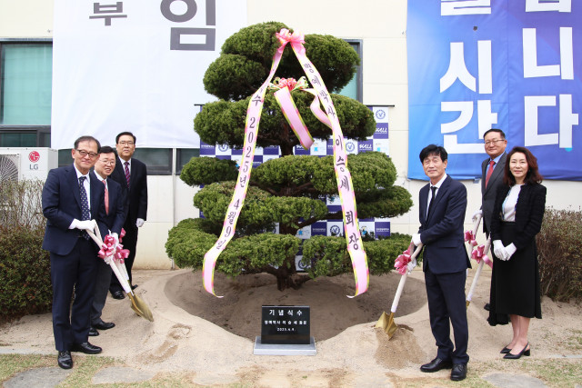 왼쪽부터 ‘이승세 ZONE(가칭)’이 조성될 학생회관 앞 기념식수 행사에 참여 중인 한국항공대 허희영 총장, 김윤휘 학교법인 정석인하학원 관리이사, 황수찬 대학원장, 이승세 회장과 부인 성경미 여사, 신대현 총동문회장