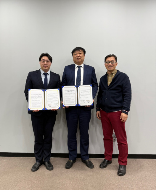 왼쪽부터 한국커피창업사관학교 최용국 대표, 평택대학교 산학협력단 김기덕 단장, 사회서비스대학 재활상담학과 송호준 교수가 업무협약 체결 후 기념 촬영을 하고 있다